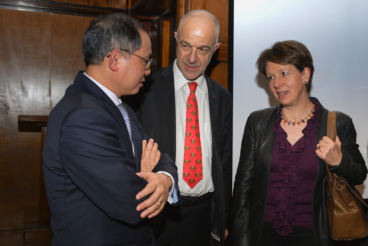 Jean-Marie Cambacérès et Marie-Béatrice Levaux, responsable du groupe francophonie de la section AEI, avec S Exc Nguyen Ngoc Son ambassadeur du Vietnam en France lors d’une réunion le 17 février 2016.