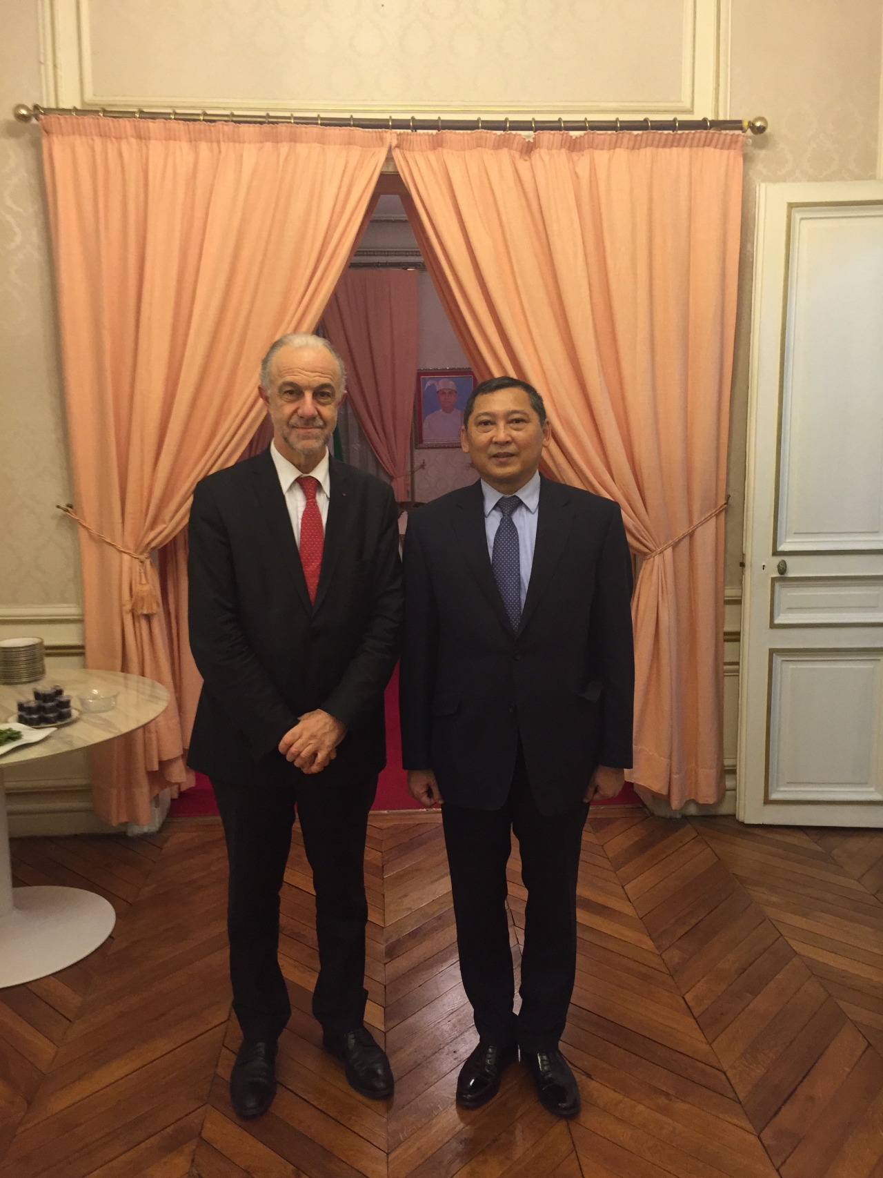 Jean-Marie Cambacérès avec S. Exc. U Han Thu, Ambassadeur de Myanmar en France, le 18 janvier 2016