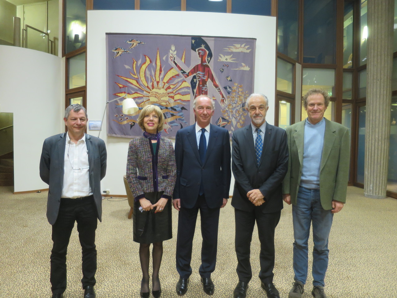 Jean-Marie Cambacérès, Christophe Quarez, Jacques Beall et Isabelle Bacq avec le Président de la Fondation Robert Schuman Jean-Dominique Giuliani après son audition le 5 janvier 2016.
Découvrez son audition en intégralité.