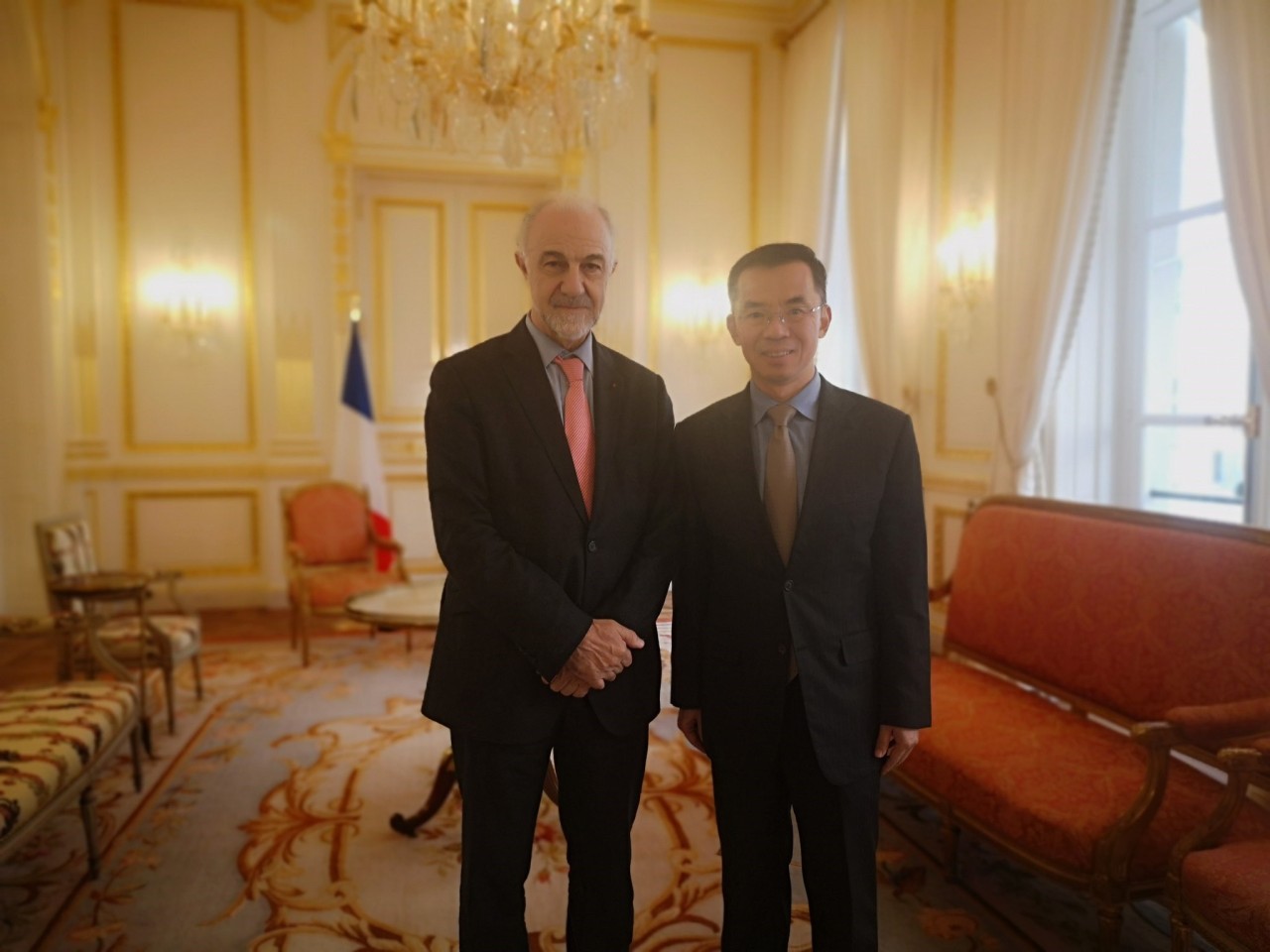 - Entretien de Jean-Marie Cambacérès avec Son Excellence Lu Shaye
(le 19 novembre 2019)
Jean-Marie Cambacérès a eu un long entretien le 19 novembre 2019 avec Son Excellence Lu Shaye, ambassadeur de Chine en France.
Sujets abordés : situation...