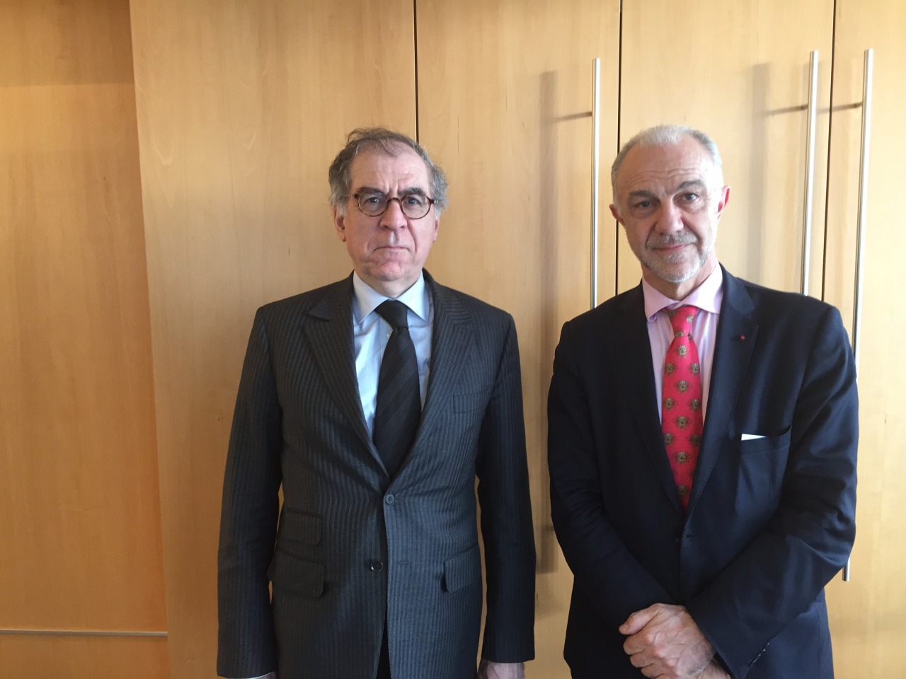 Jean-Marie Cambacérès avec Pierre Sellal, ambassadeur, Représentant permanent de la France auprès de l'Union Européenne, à Bruxelles le 6 avril 2016.