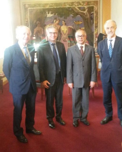 Patrick Bernasconi, Président du CESE, accompagné de Jean-Marie Cambacérès et de Michel Doucin, Conseiller diplomatique, a reçu le 3 février 2016 S. Exc. Chakib Benmoussa Ambassadeur de Sa Majesté le Roi du Maroc en France.