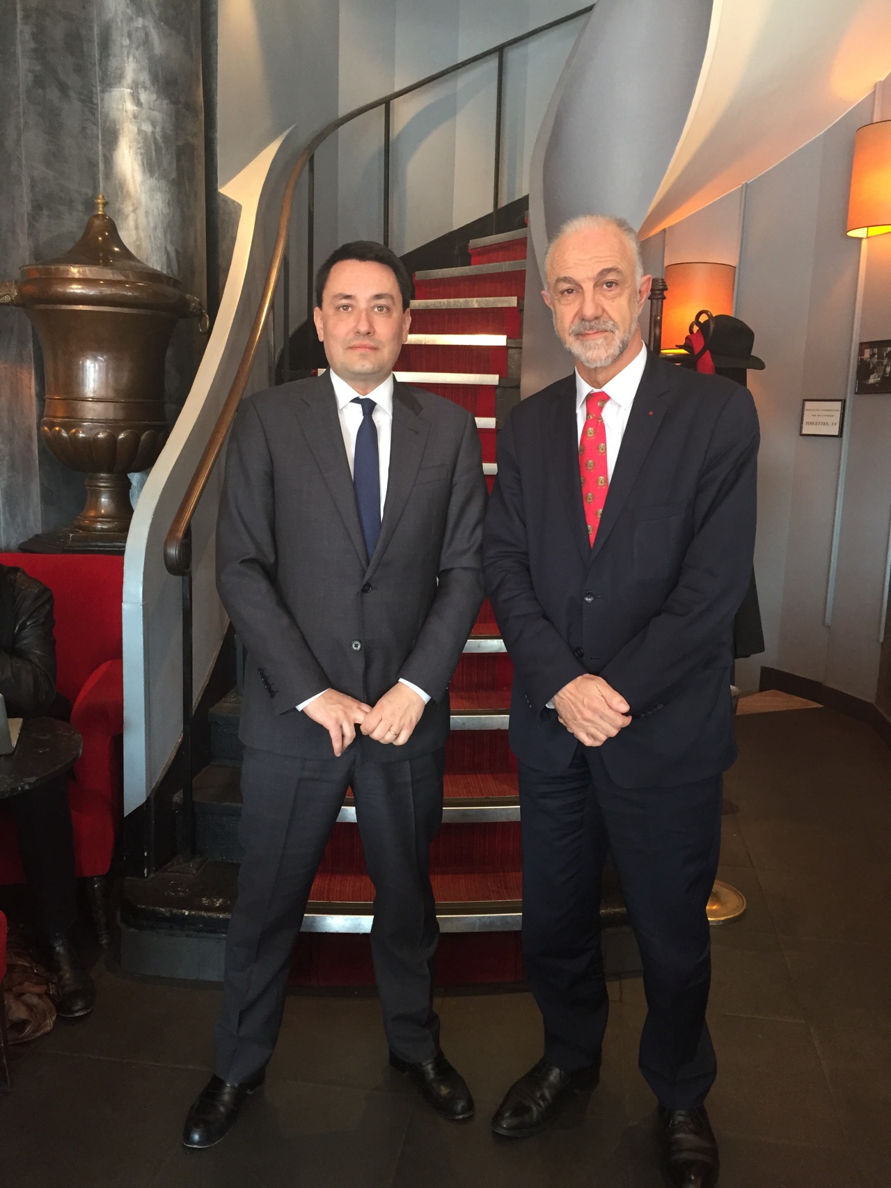 Jean-Marie Cambacérès avec Alexandre Ziegler ancien directeur de cabinet de
Laurent Fabius et nouvel ambassadeur de France en Inde, le 17 mars
après-midi.