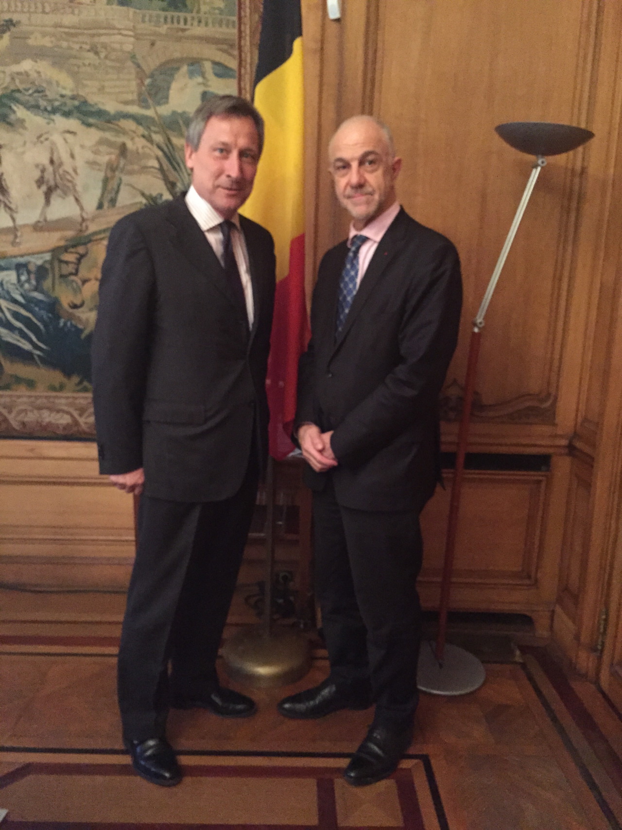 Jean-Marie Cambacérès avec Vincent Mertens de Wilmars, Ambassadeur de Belgique en France le 22 février 2016.