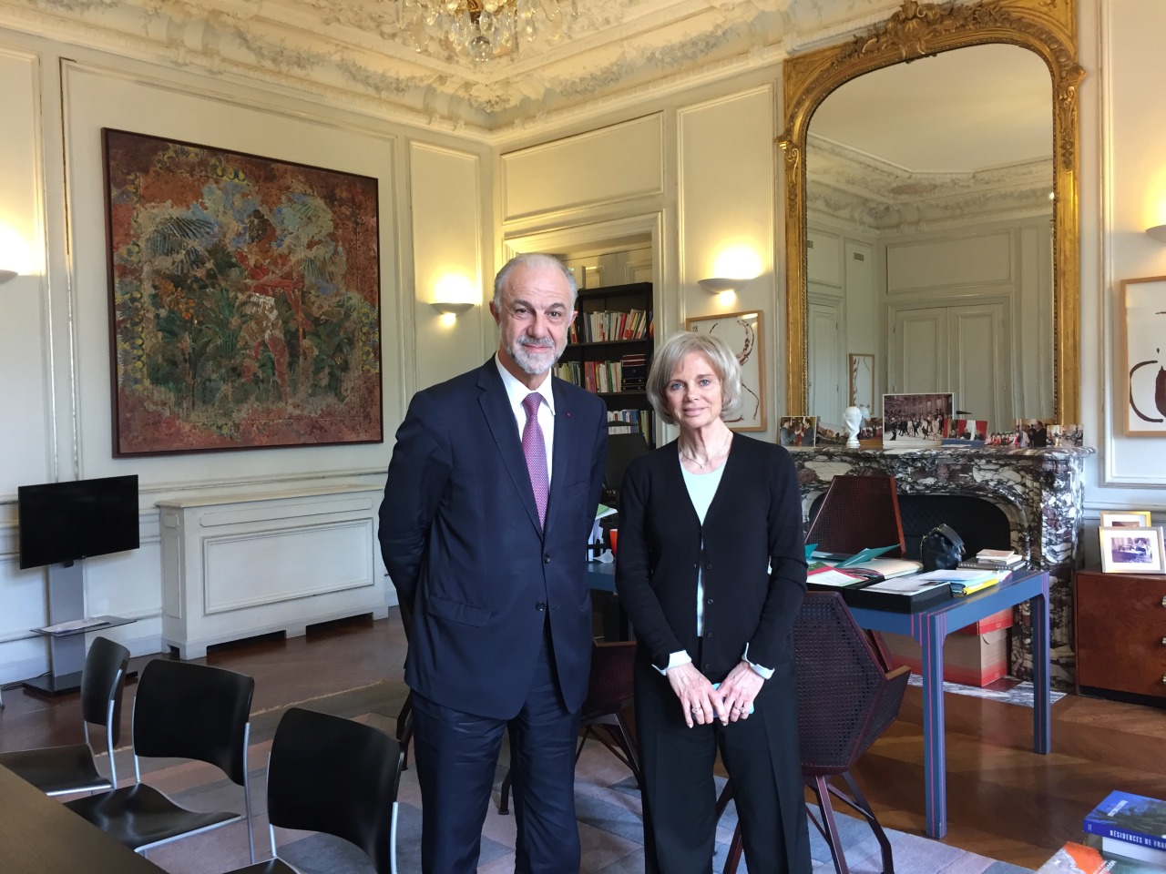 Jean-Marie Cambacérès avec Elisabeth Guigou, présidente de la commission des affaires étrangères de l’Assemblée nationale le 2 mai 2016 (le bureau bleu que l’on voit sur la photo était celui de François Mitterrand à l’Elysée).