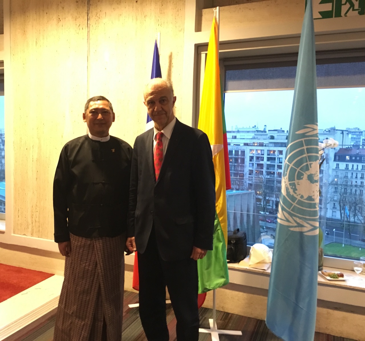 Jean-Marie Cambacérès avec son Exc. Monsieur U Han Thu, ambassadeur de Myanmar en France lors de la réception pour le 68e anniversaire de l'indépendance du pays le 30 mars 2016.